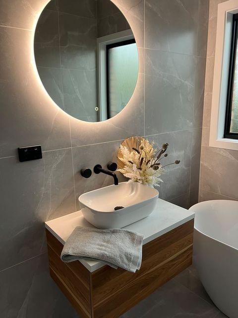 Choose a ⁤round sink⁣ to enhance flow in your small bathroom