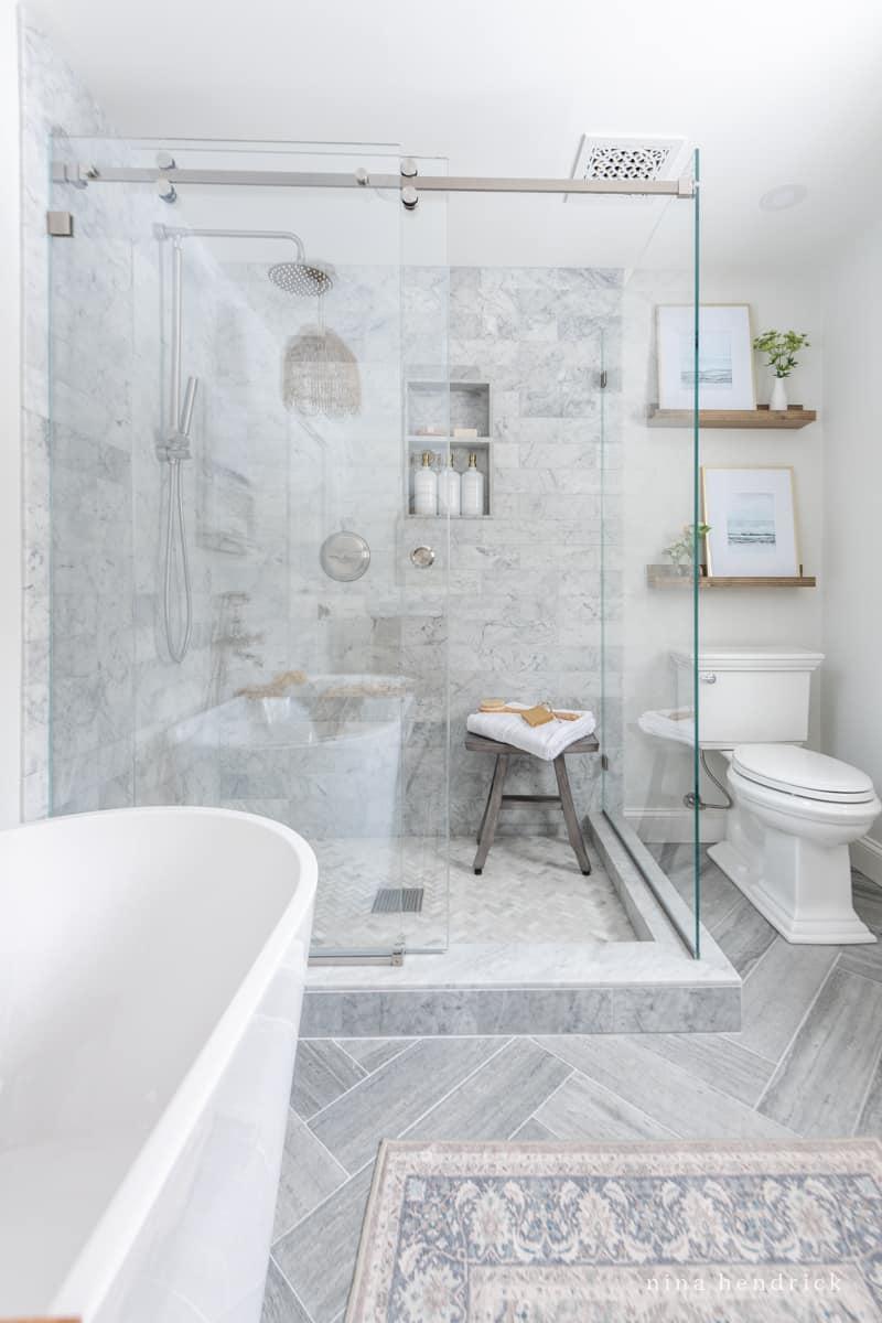 Embrace mismatched ⁤tiles to create a unique floor in your eclectic‍ bathroom