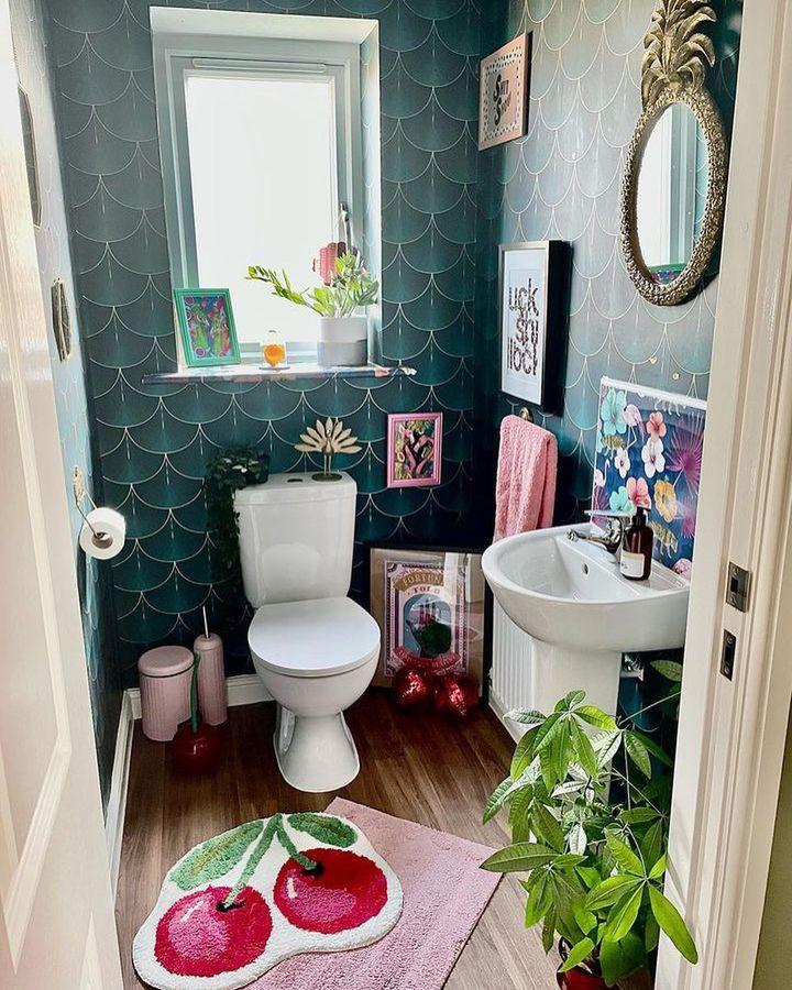 Create a feeling of⁤ whimsy‍ with playful décor in your eclectic bathroom