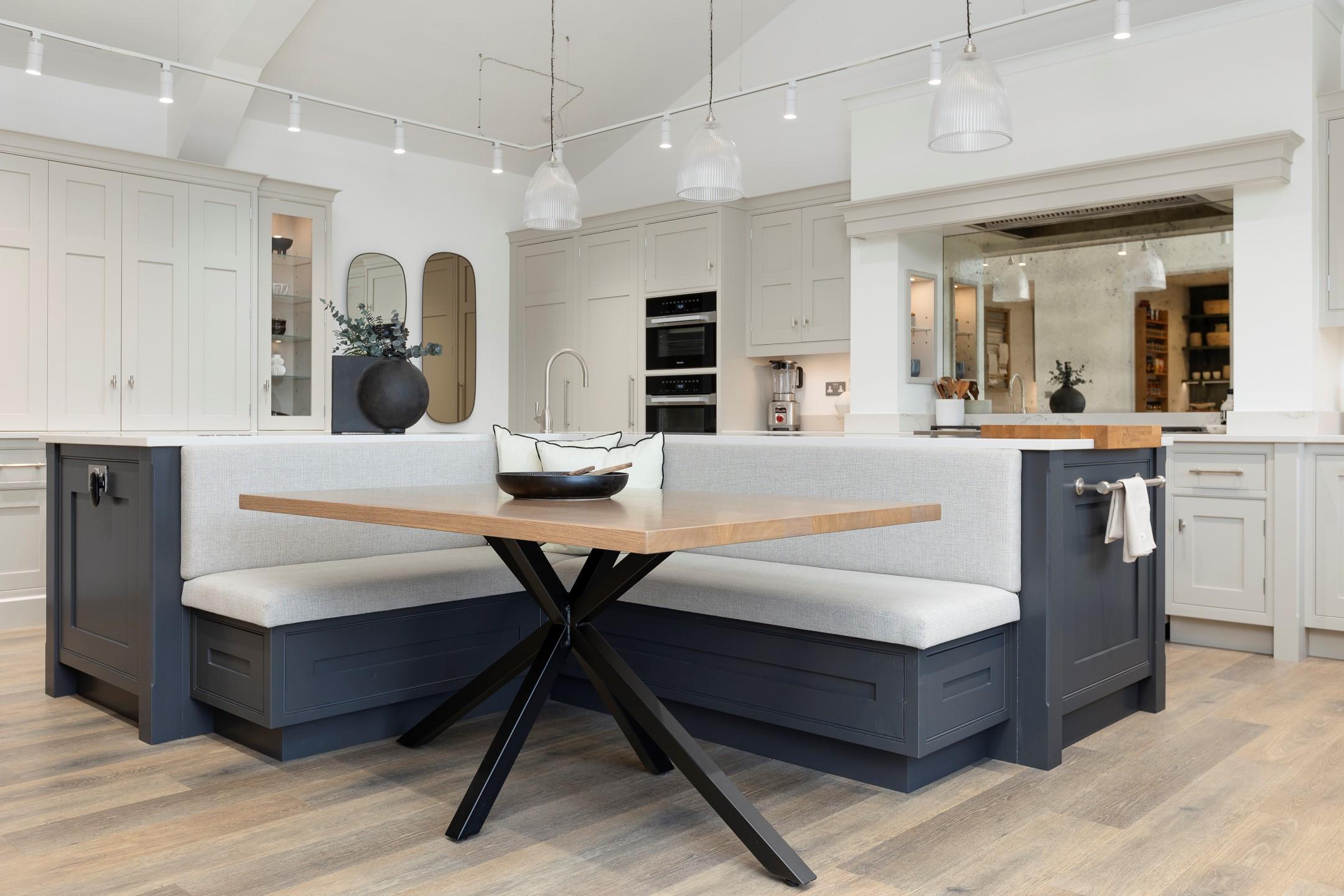 Use multifunctional furniture to ⁣maximize space in⁣ your eat-in kitchen