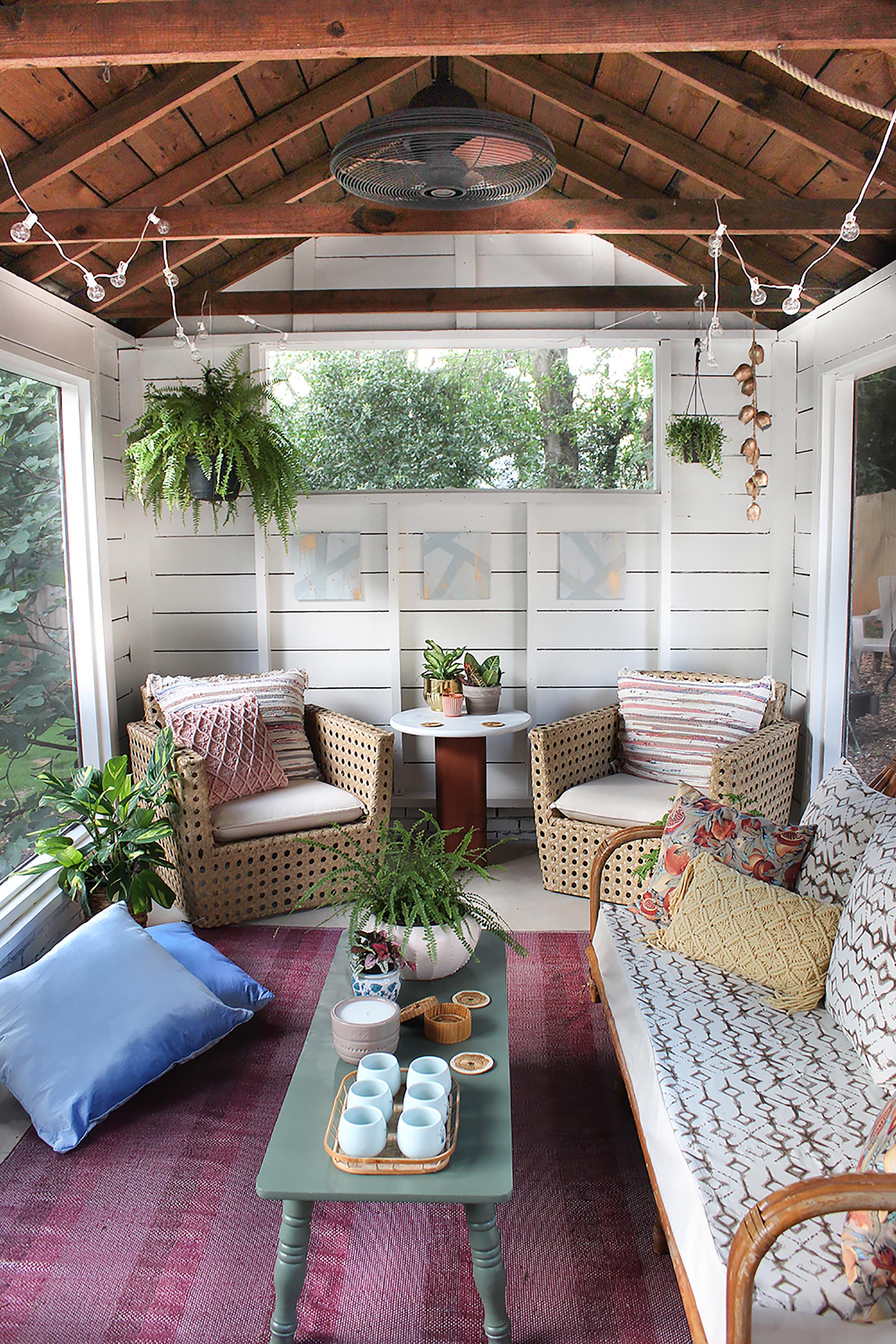 Add⁢ a vintage rug to⁢ your⁤ screened ⁢porch to enhance comfort and‍ aesthetic⁢ appeal