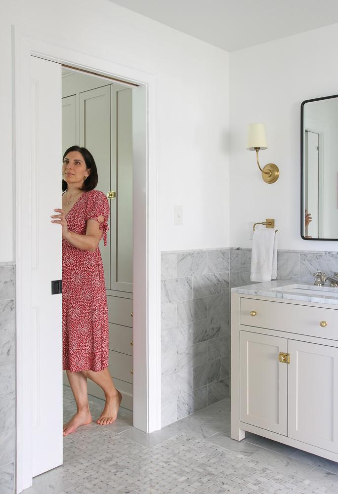 Consider ⁣pocket doors to save room ⁤in your small bathroom layout