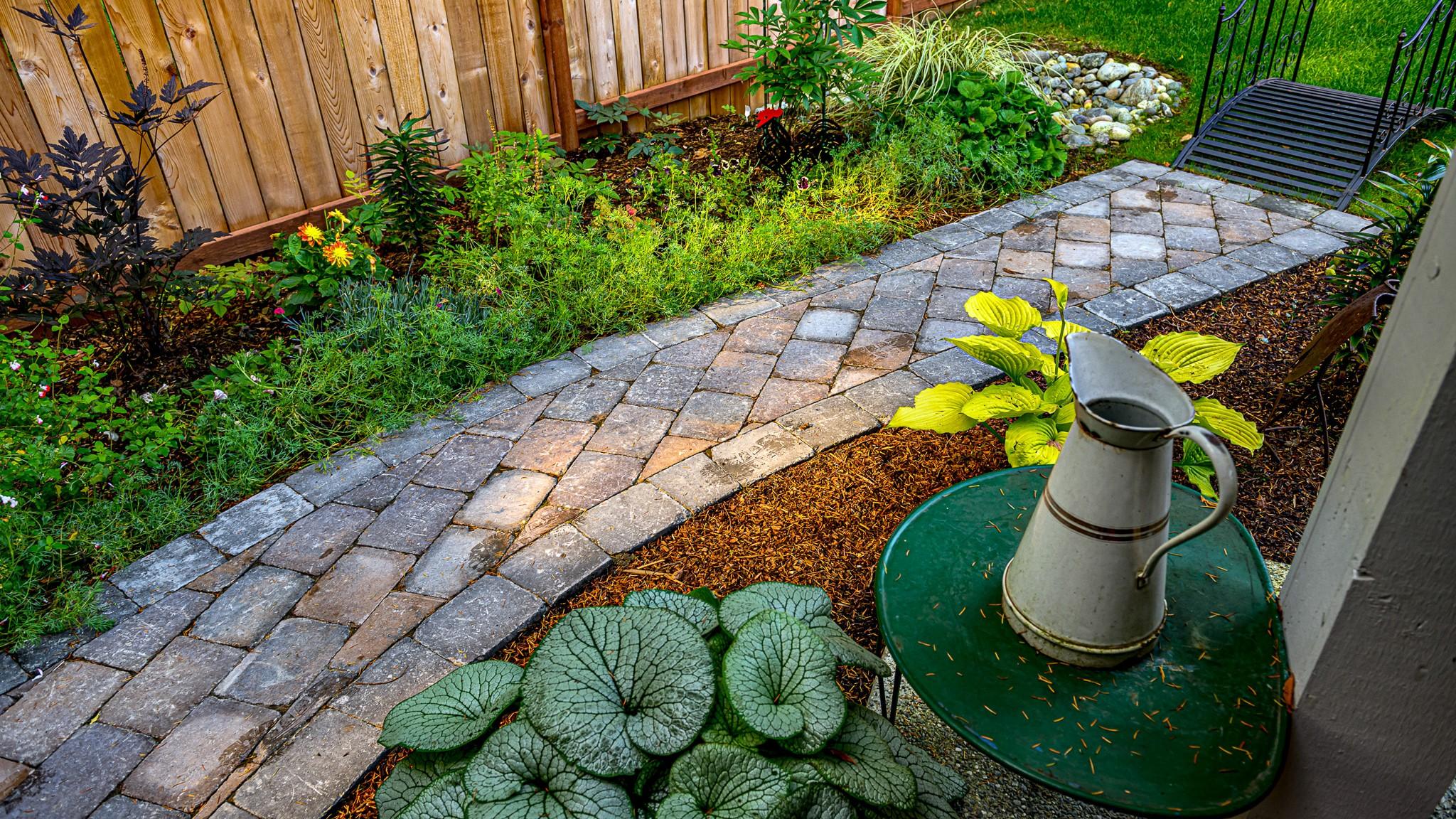 Create a⁢ welcoming⁤ pathway with colorful ‍stone pavers ​in your ⁣front yard landscaping