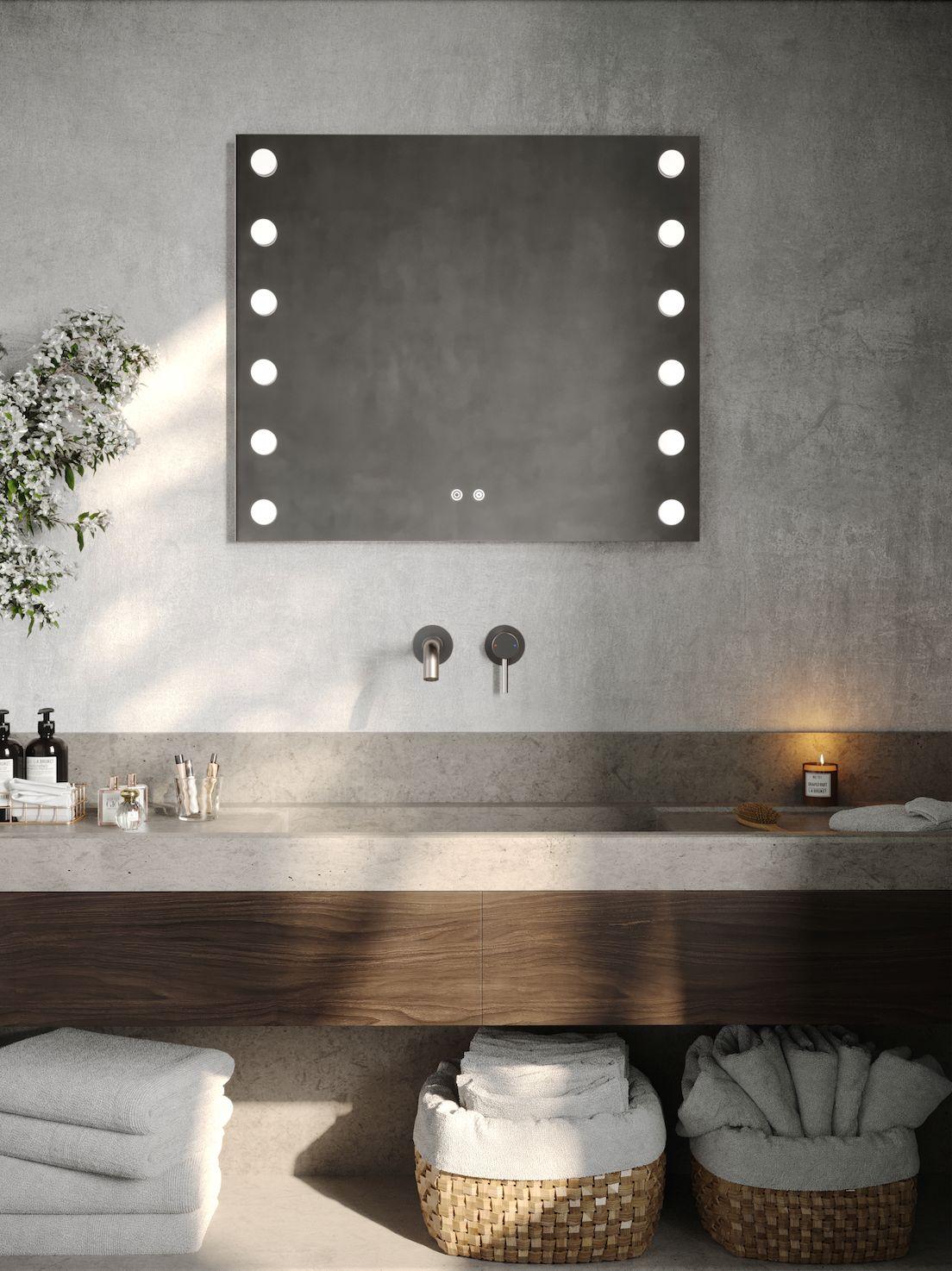 Statement mirrors⁢ elevate the design⁤ of any ​bathroom effortlessly