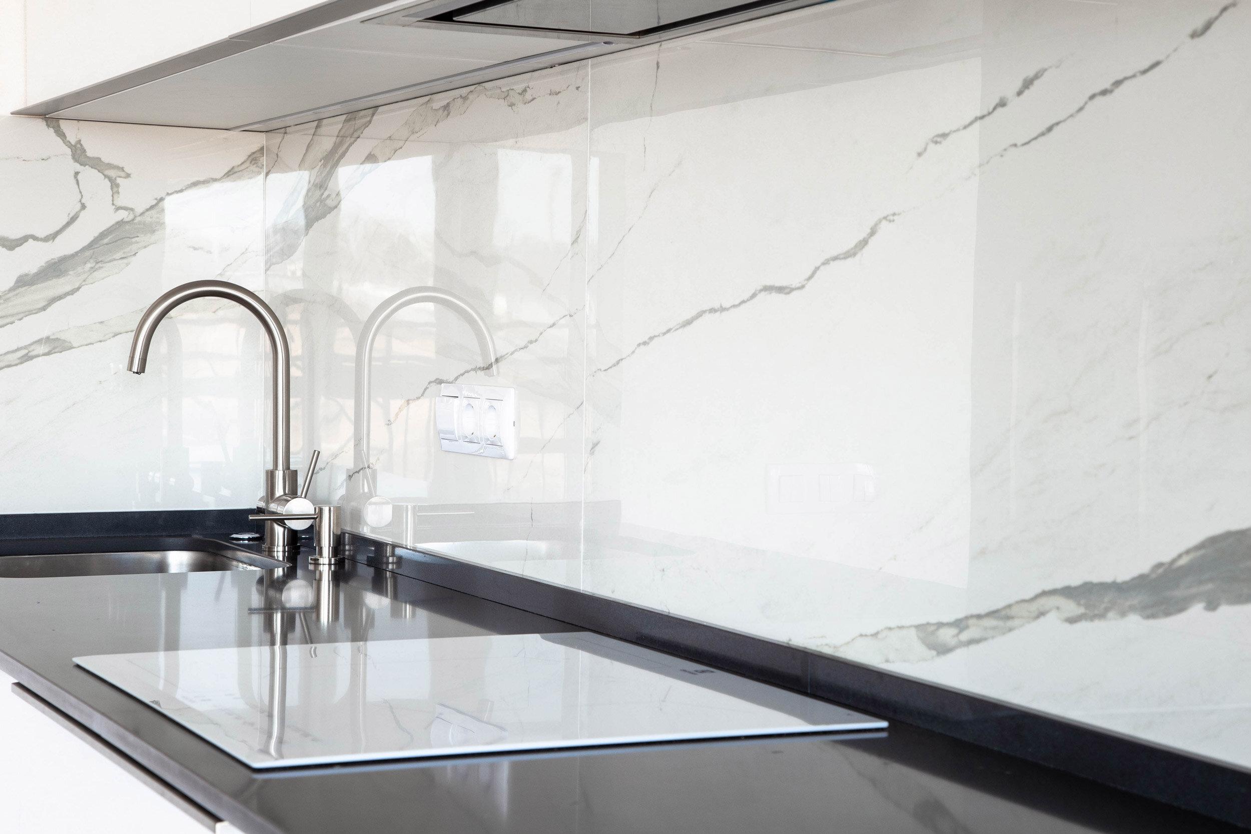 An easy-to-clean backsplash offers practical elegance in your eat-in kitchen