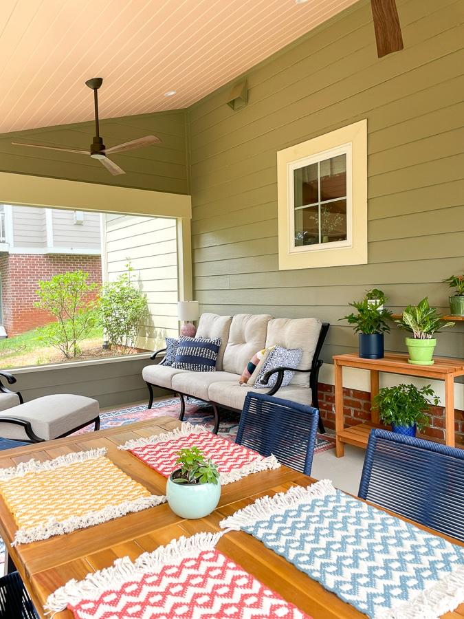 Colorful decor to express your personality‍ on⁤ your screened​ porch