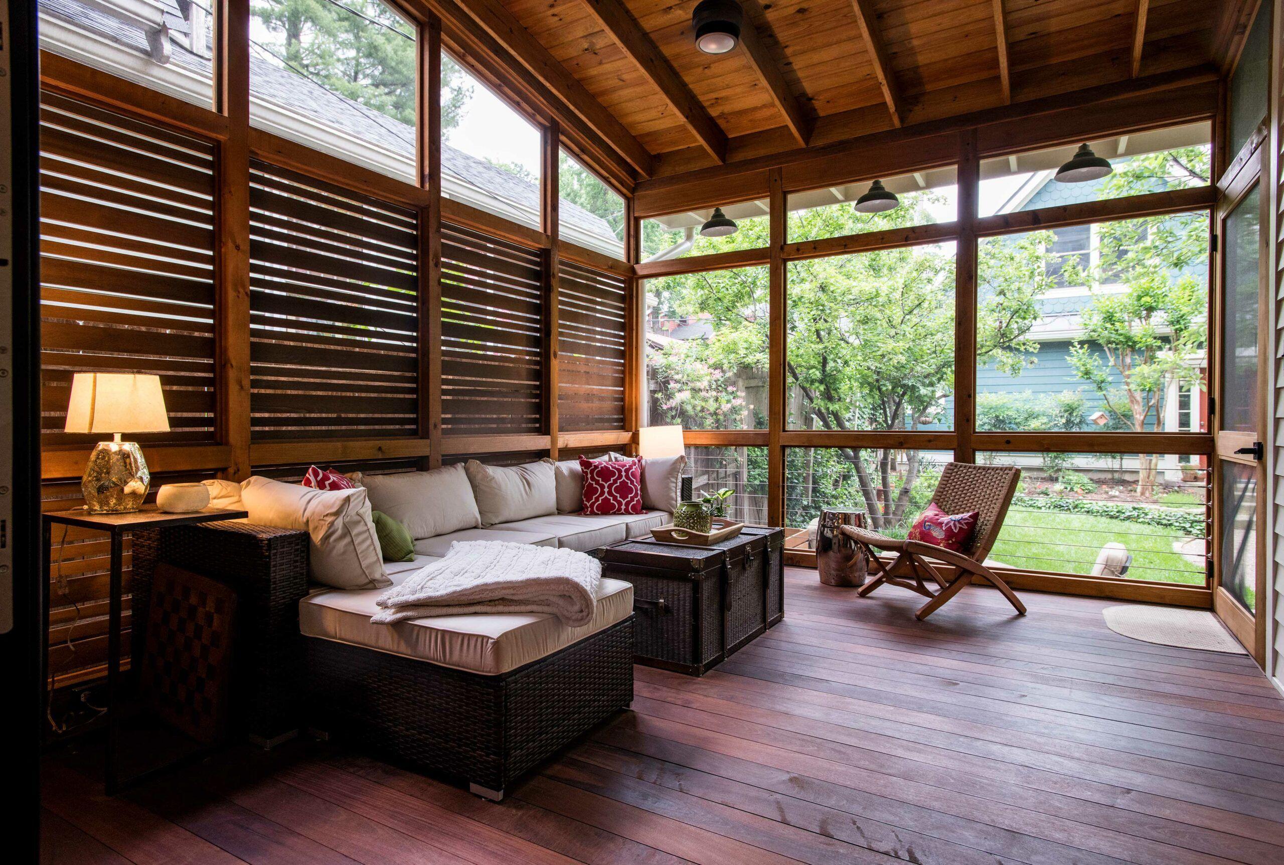 Built-in planters to easily⁣ integrate nature into ‍your​ screened porch ‌design