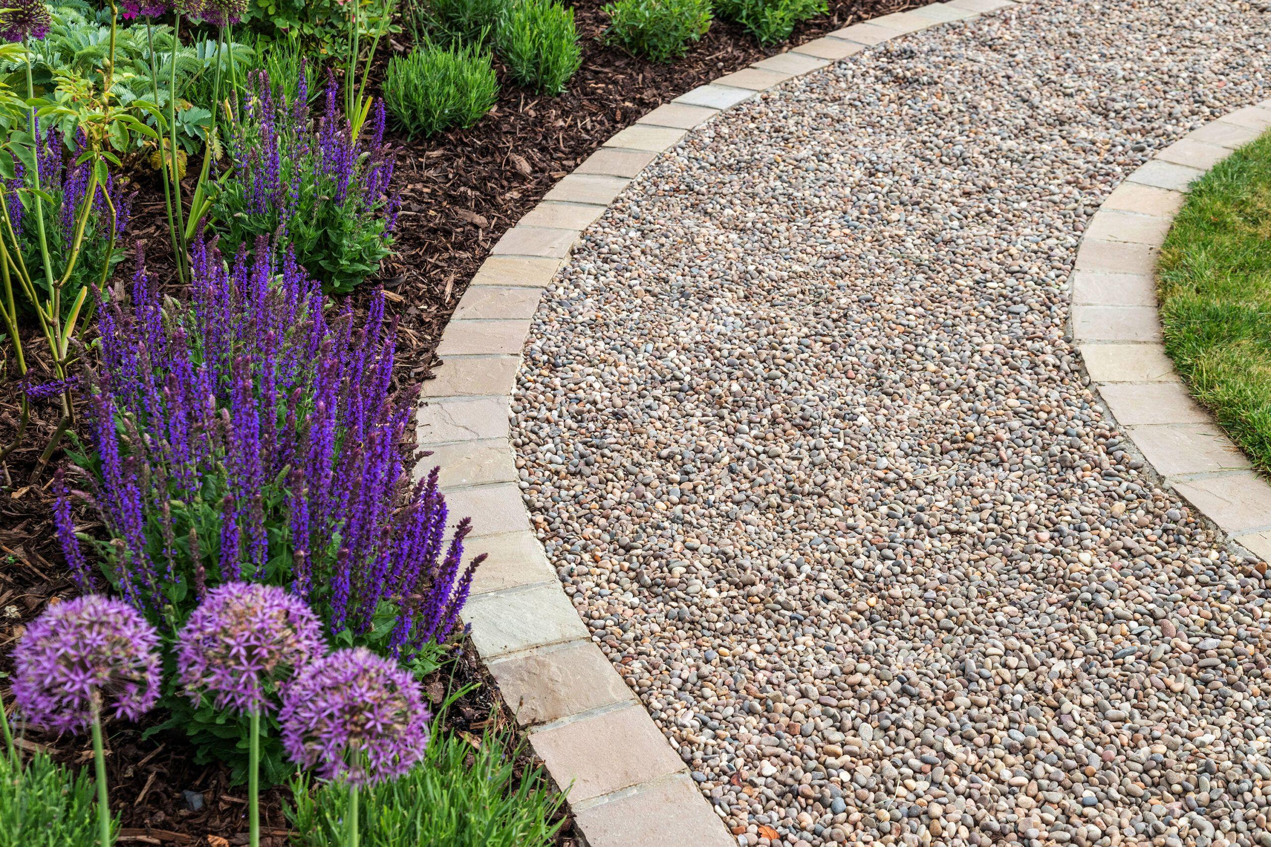 Create a‌ decorative stone ​pathway to guide visitors through your front yard landscaping