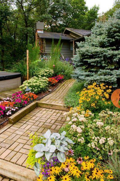 Implement a vibrant color scheme⁤ with flowers in your front yard landscaping