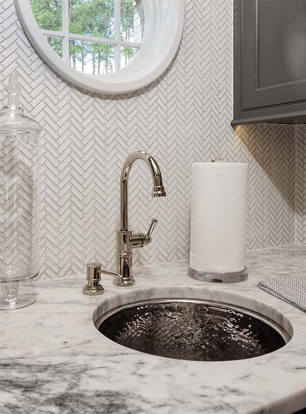 Textured surfaces to add depth to⁤ your bathroom design