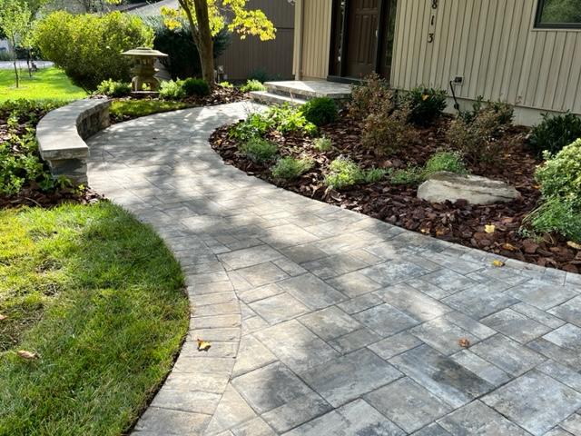 Craft ‍a ​meandering pathway⁤ to⁣ guide visitors through ⁣your front yard landscaping