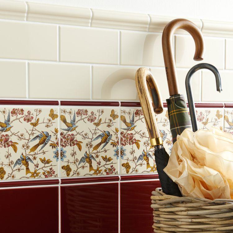 Design‌ a feature wall⁣ with artistic tiles ‍in ⁢your burgundy kitchen