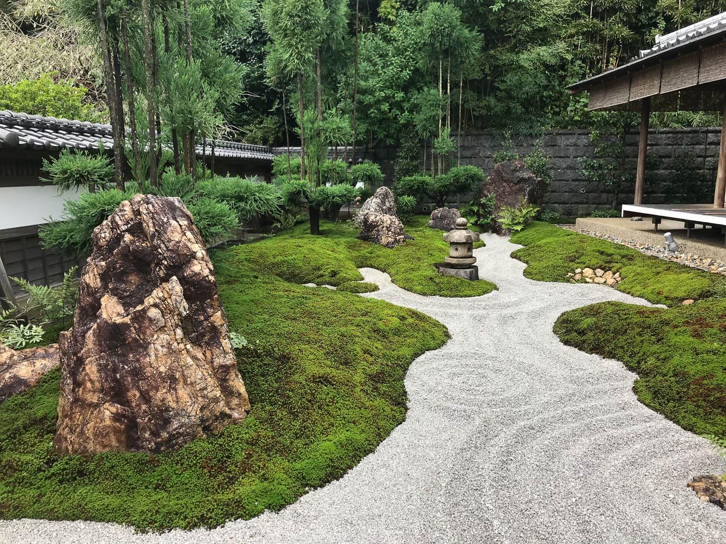 Incorporate raked ⁢gravel ⁣to represent flowing water‌ in⁢ your Zen Garden