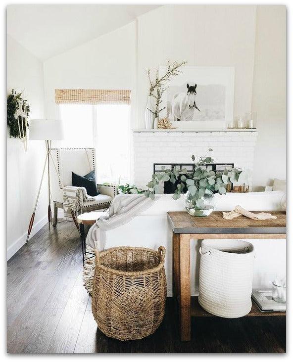 Use ​woven⁤ baskets for stylish storage ‌in your earthy living room