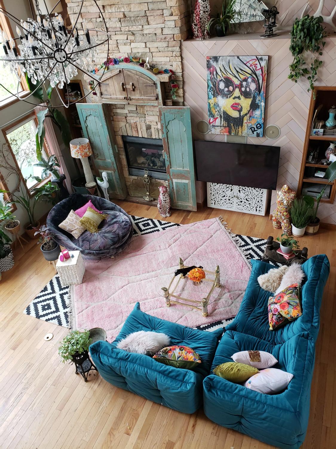 Layer colorful‌ rugs to add warmth ⁤to your Boho⁤ Living Room