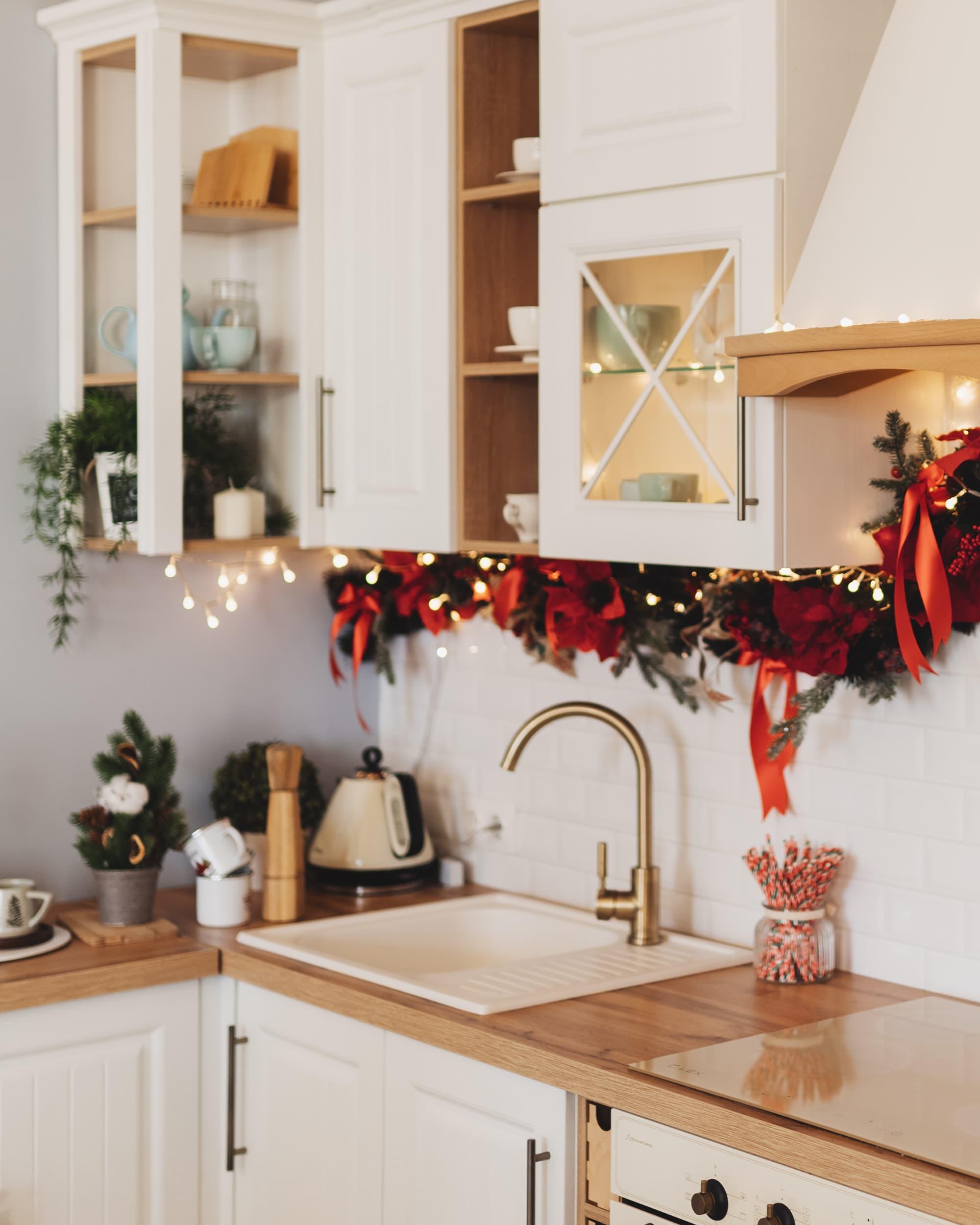 Create seasonal decor swaps to refresh your eat-in kitchen with⁣ every season