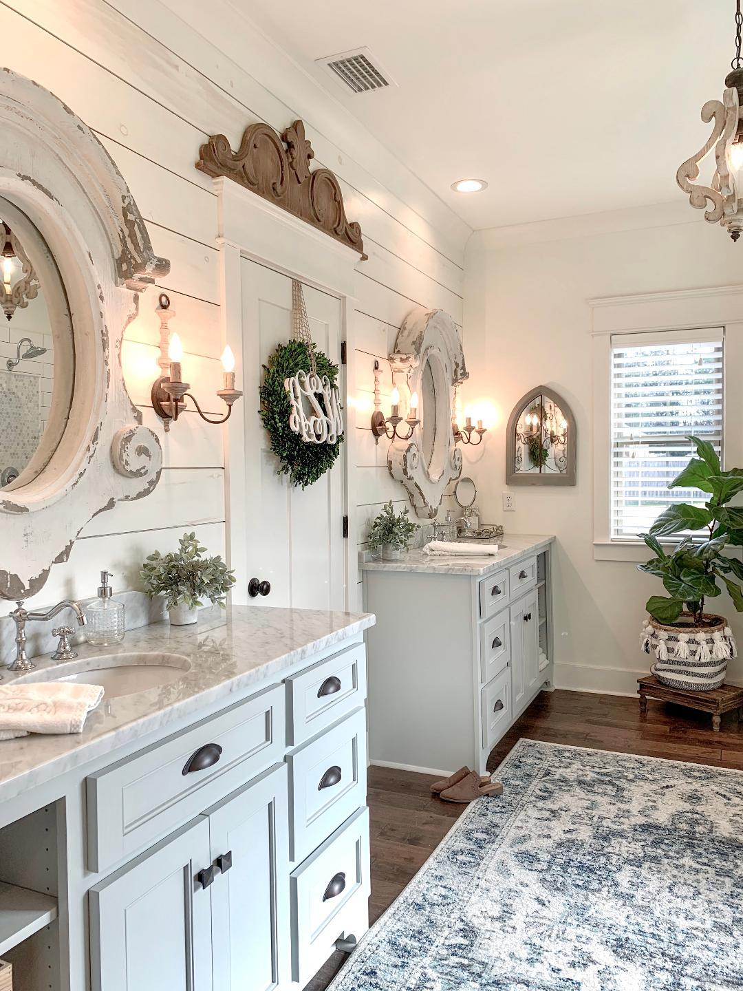 Shiplap ⁣walls create a cozy vibe in ⁣farmhouse bathrooms