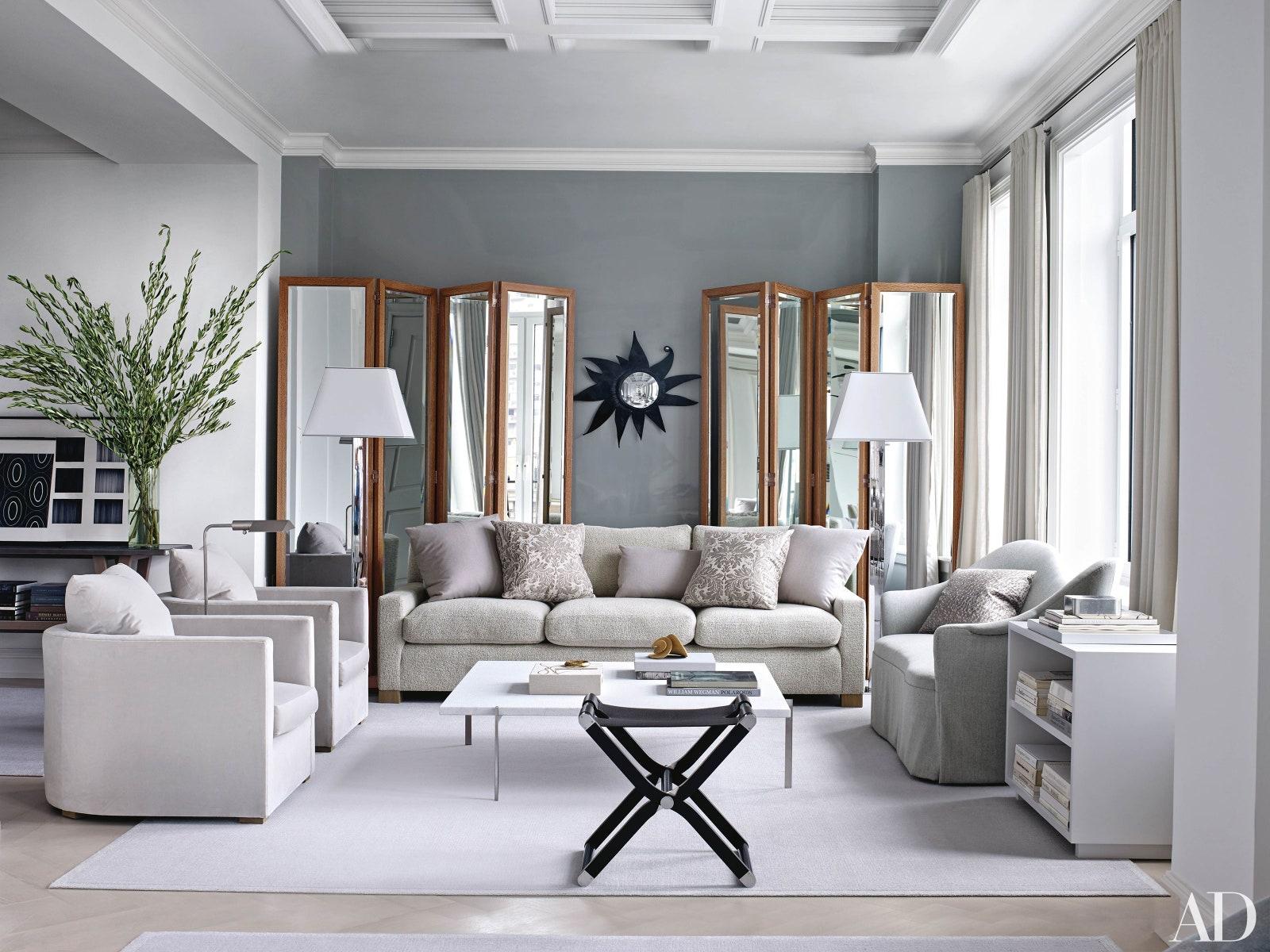 Choose a neutral color palette to achieve a serene living room atmosphere