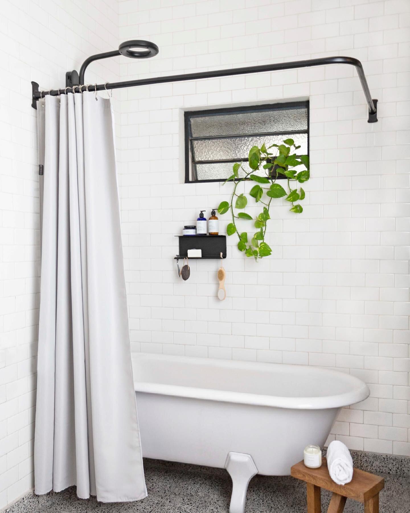 Use clear shower curtains‍ to create an airy feel in small bathrooms