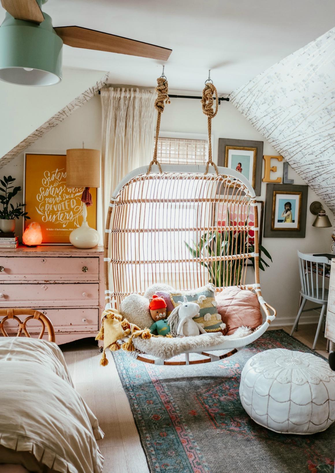 Incorporate a ⁣hammock chair for a relaxing spot in⁣ your‍ teen bedroom