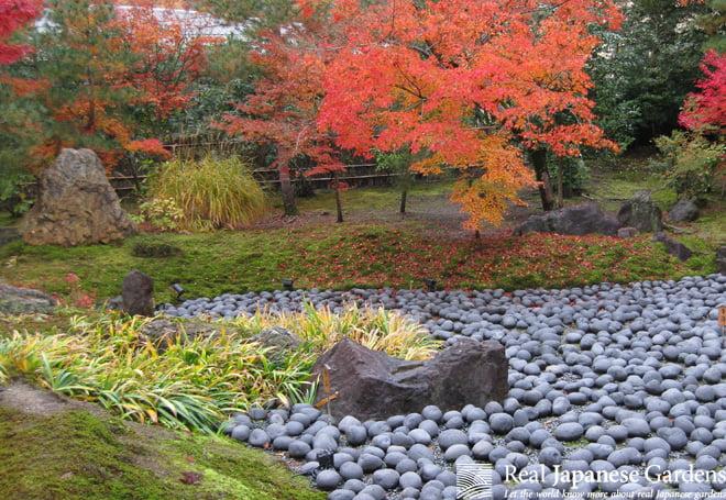 Pebble ⁤arrangements create textural⁤ interest ‍while maintaining serenity in your Zen Garden