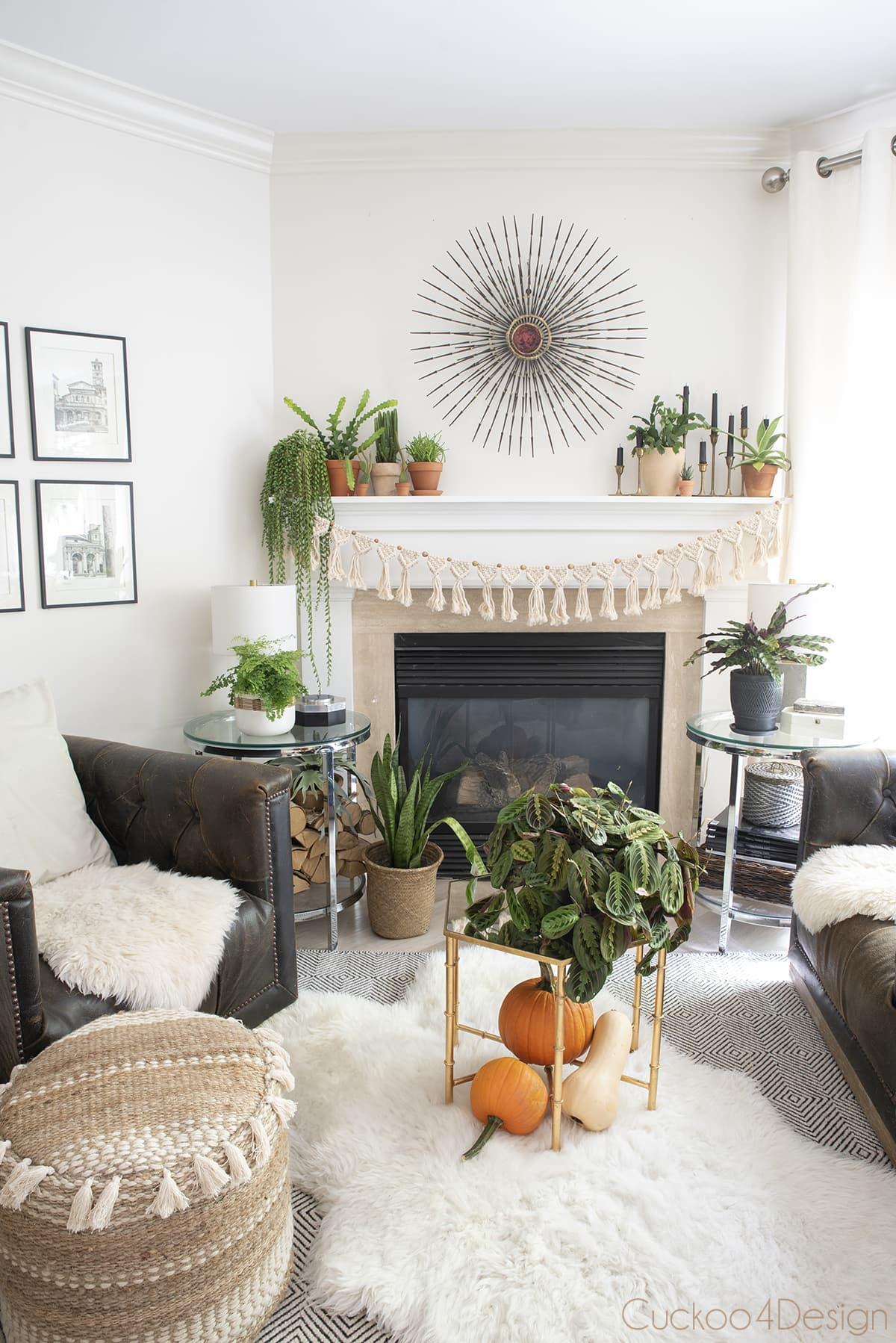 Integrate natural elements like plants to bring life ⁣into your living room