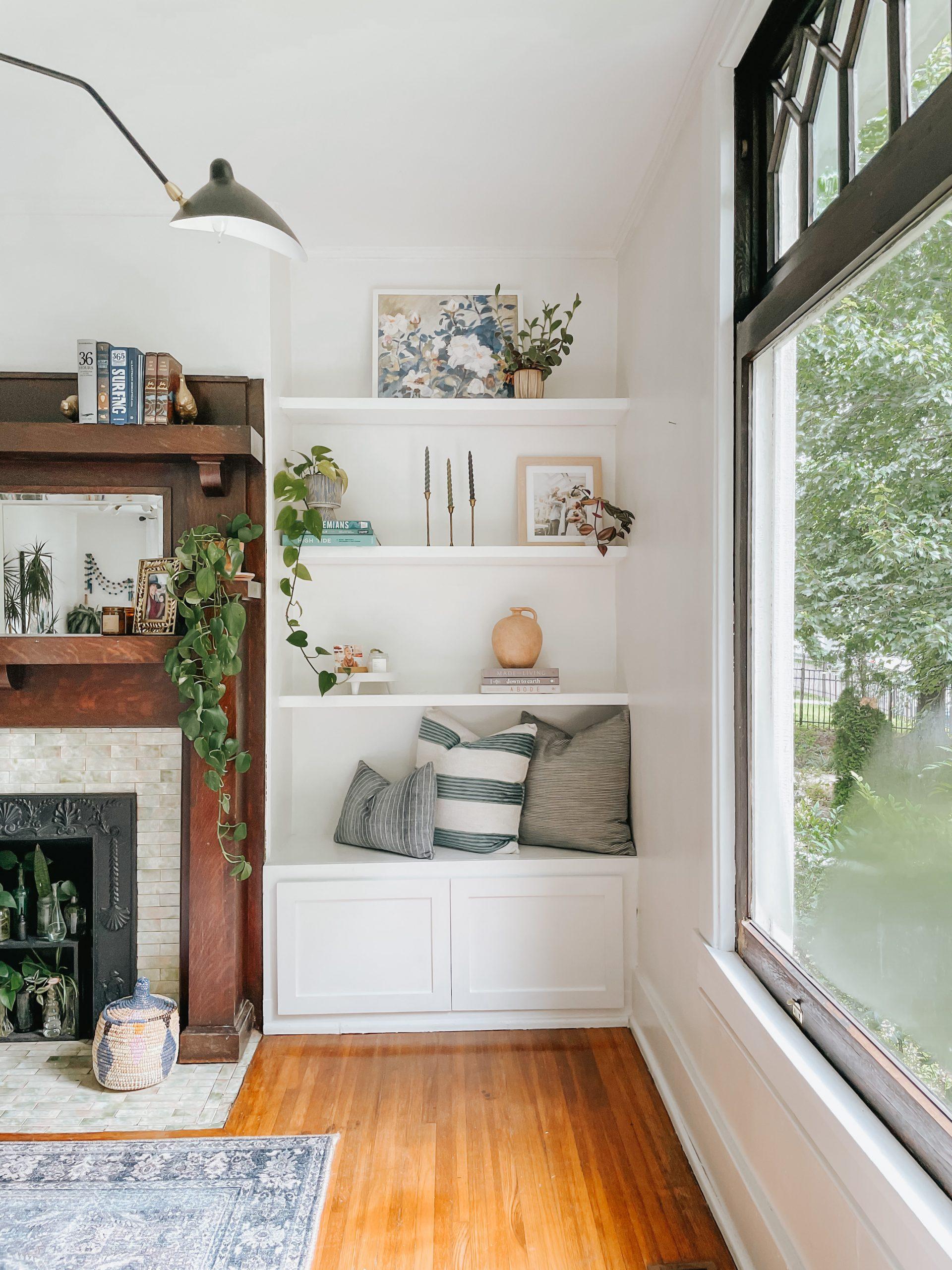 Incorporate sleek, built-in shelves for stylish storage ⁢in your living room