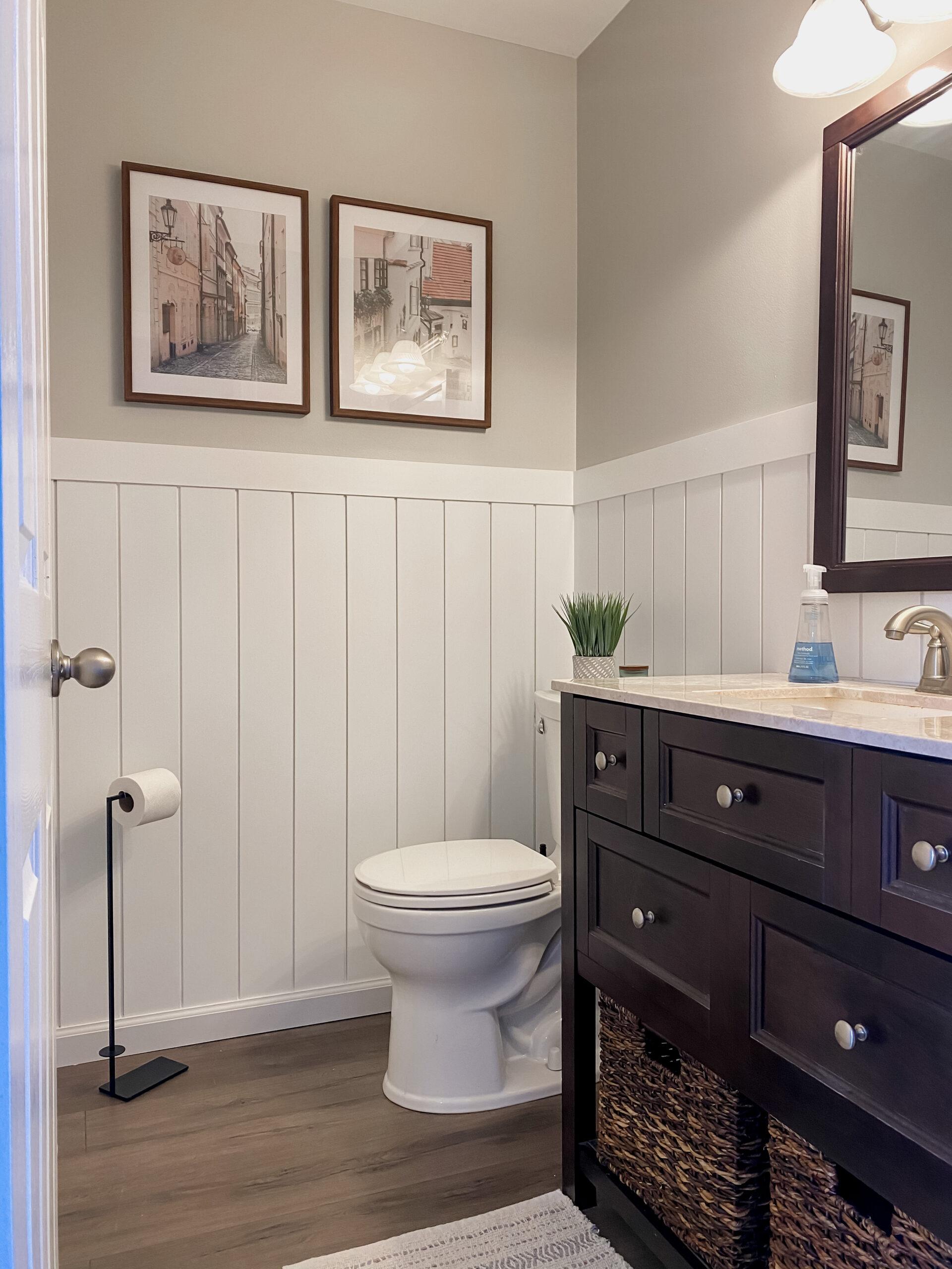 Shiplap walls create a classic farmhouse bathrooms ⁤feel