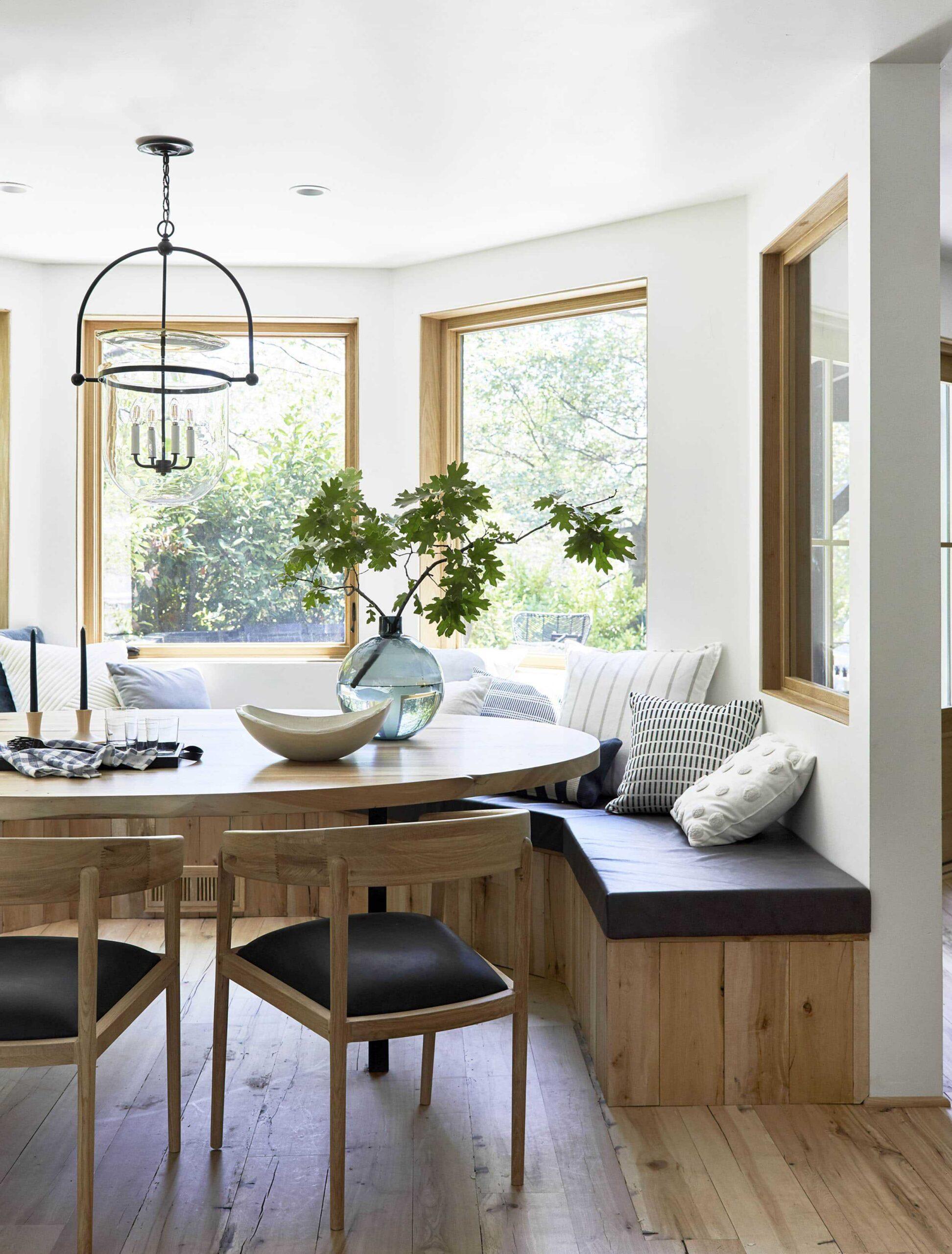 Create a breakfast nook with‌ built-in seating in your ⁣eat-in ‍kitchen