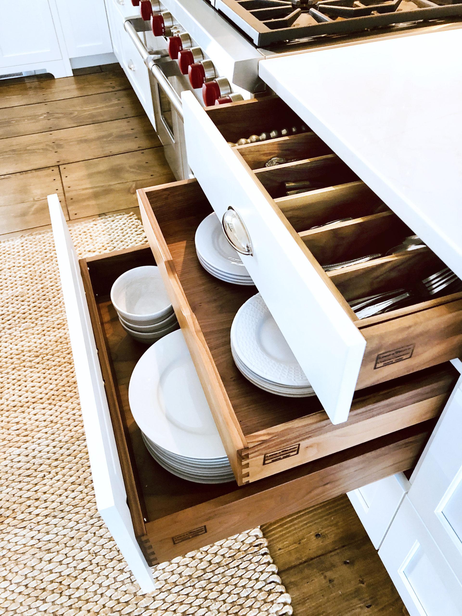 Custom Kitchen Storage ⁣solutions maximize space, ensuring ⁤everything⁢ has its ⁤perfect place