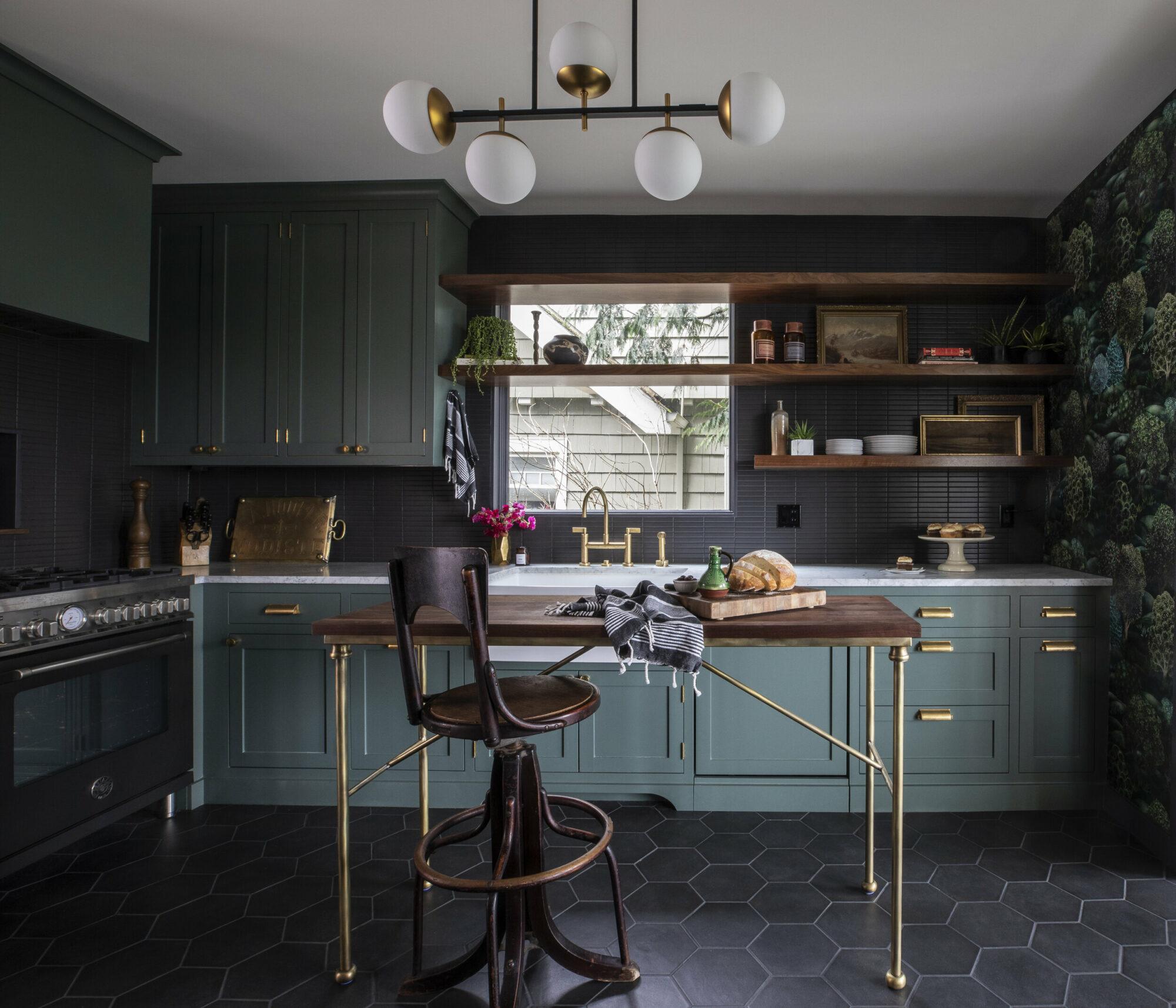 Embrace ‍bold‍ colors: Transform your⁤ kitchen with⁢ daring hues⁣ and vibrant accents