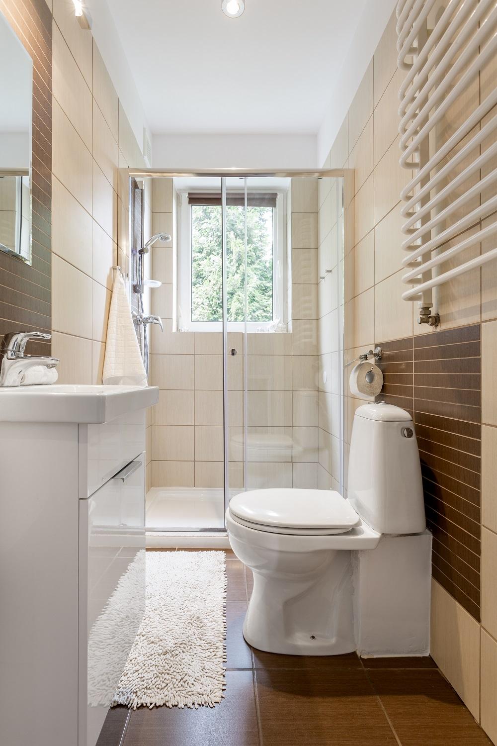 Choose a compact⁤ toilet to optimize ‍narrow ⁢bathroom ​layout