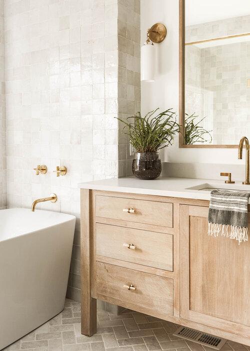 Incorporate metallic⁣ accents‍ for a stylish eclectic bathroom finish