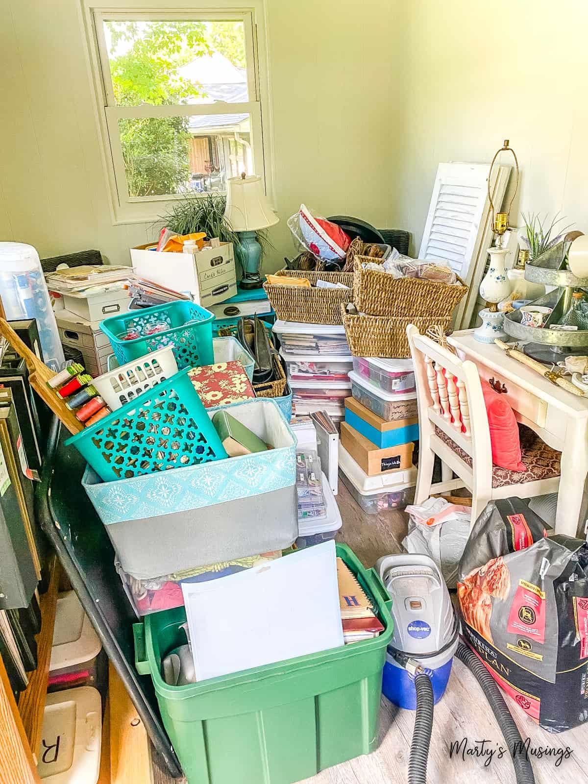 Declutter regularly⁢ to maintain⁣ order in your small bedroom space