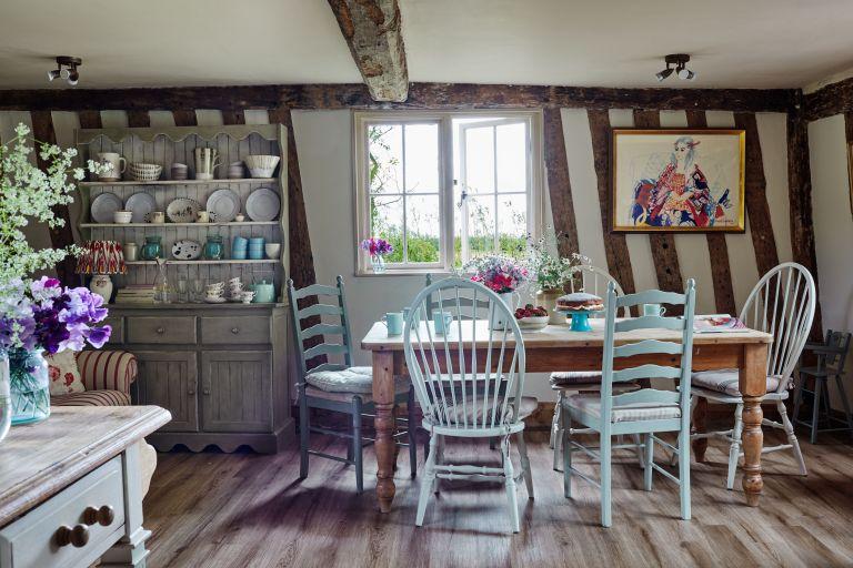 A large wooden kitchen table encourages family⁢ gatherings ​in your farmhouse kitchen