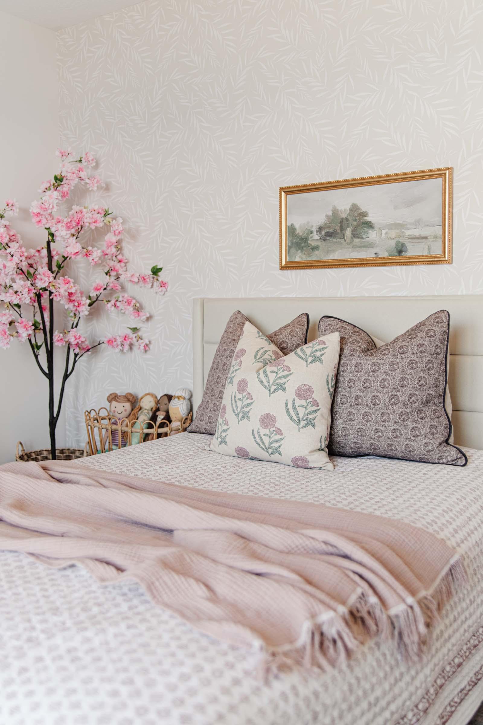 Use⁢ a statement bedspread⁣ to transform your Teen Girl Bedroom instantly