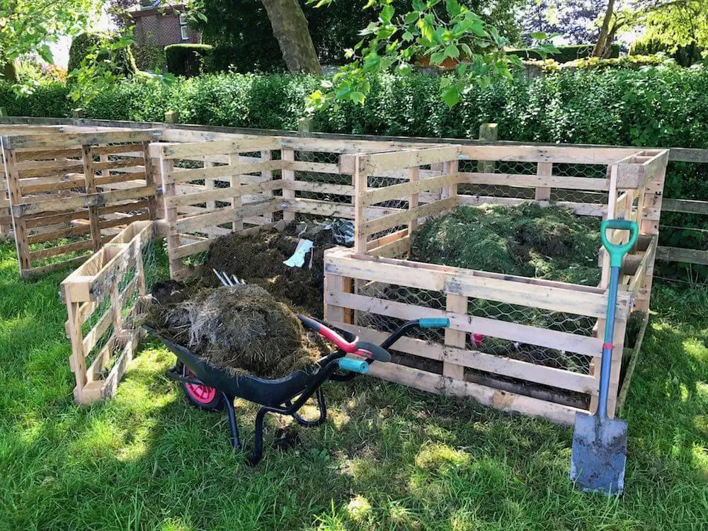 Utilize pallets‍ to create a unique composting section in your‍ pallet garden