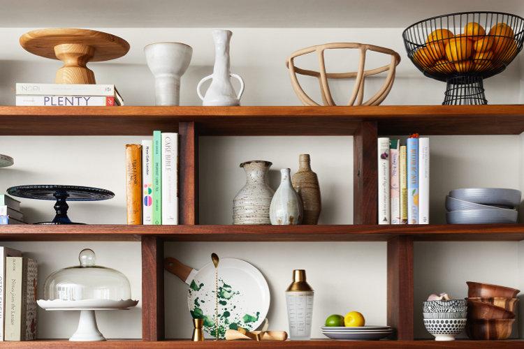 Use ‍eclectic shelving ​to display books, art,⁤ and personal treasures creatively