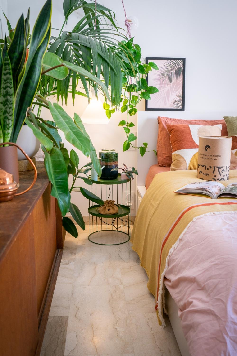 Urban Jungle Bedroom:⁤ Fill the⁣ room⁢ with lush plants⁣ and earthy tones