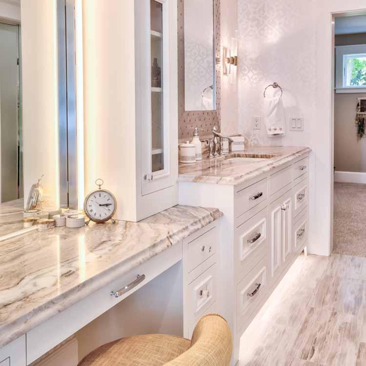 Custom cabinetry maximizes space‌ and style in your bathroom