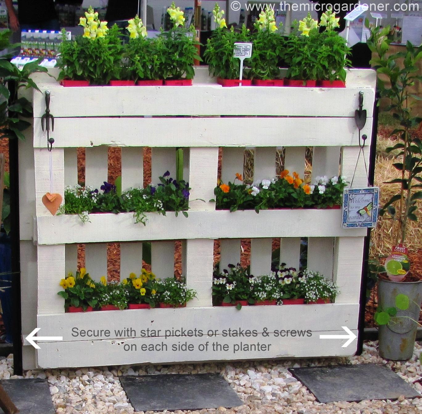 Flower Pallet Garden: Brighten your yard with a colorful display of​ annual and⁢ perennial blooms