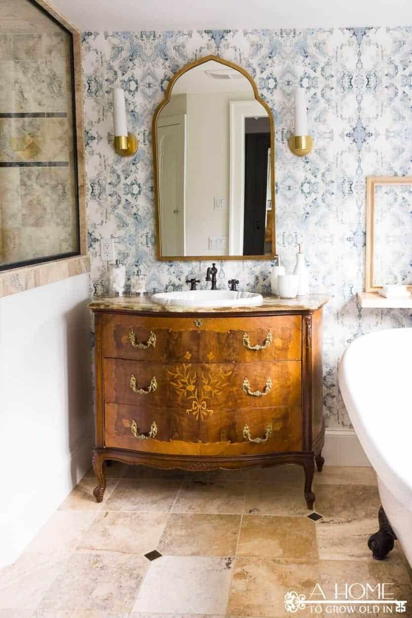 Mix ‌bold wallpaper patterns⁢ for a vibrant eclectic bathroom aesthetic