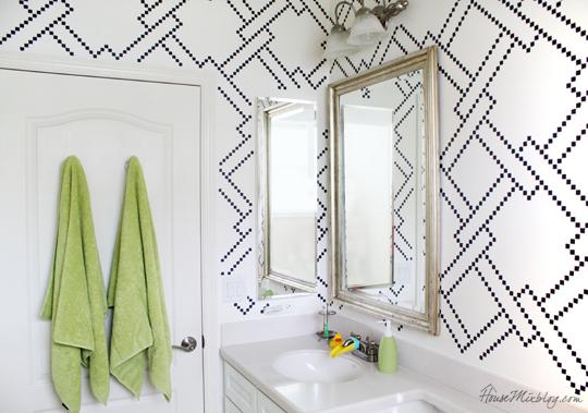 Use stencils to ​paint ‍one-of-a-kind ⁣designs in your eclectic bathroom