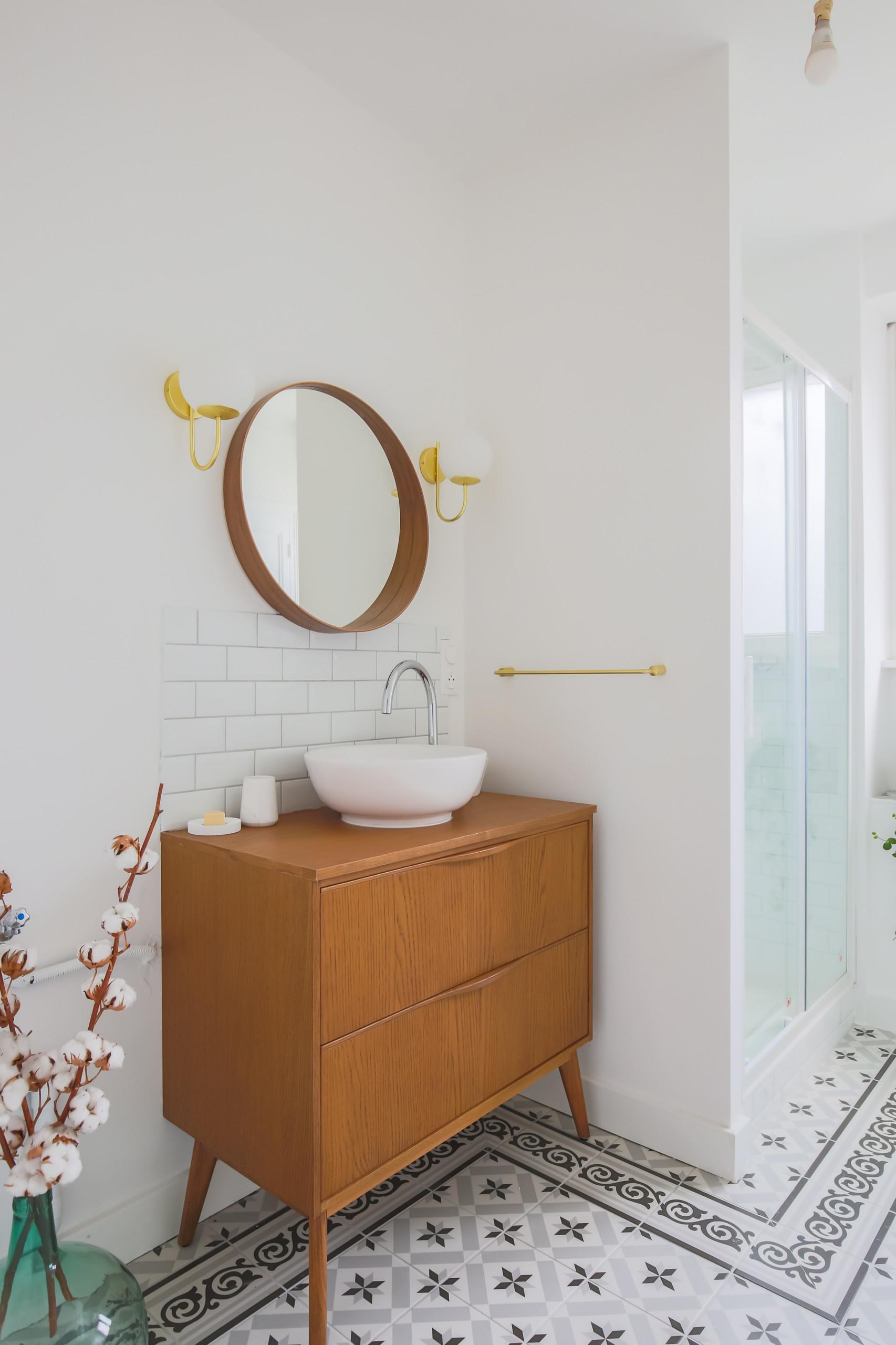 Retro vanity with ​bold ‌colors for ‍a​ statement in your⁣ eclectic⁢ bathroom