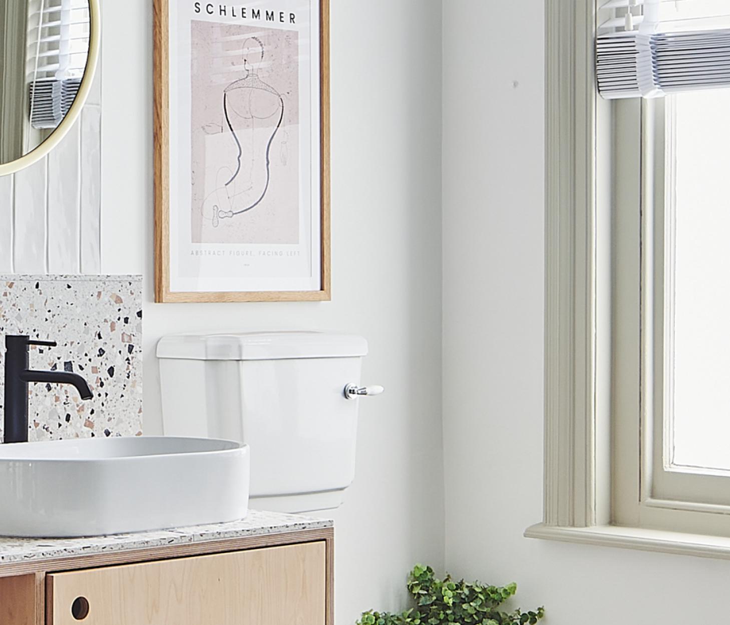 Maximize ⁤natural light with frosted ⁤windows in your small ‌bathroom