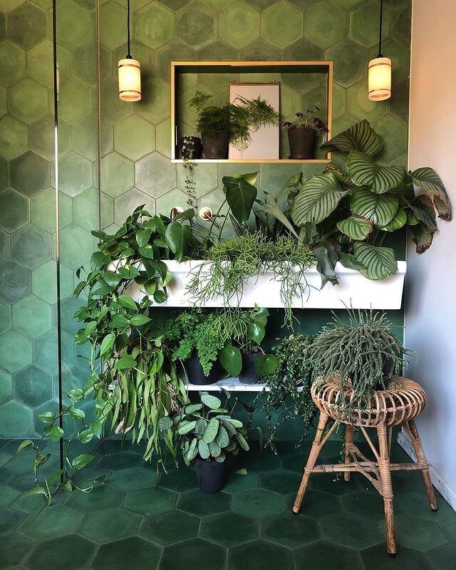 Add plants ⁤for a refreshing ⁣touch without crowding narrow bathrooms