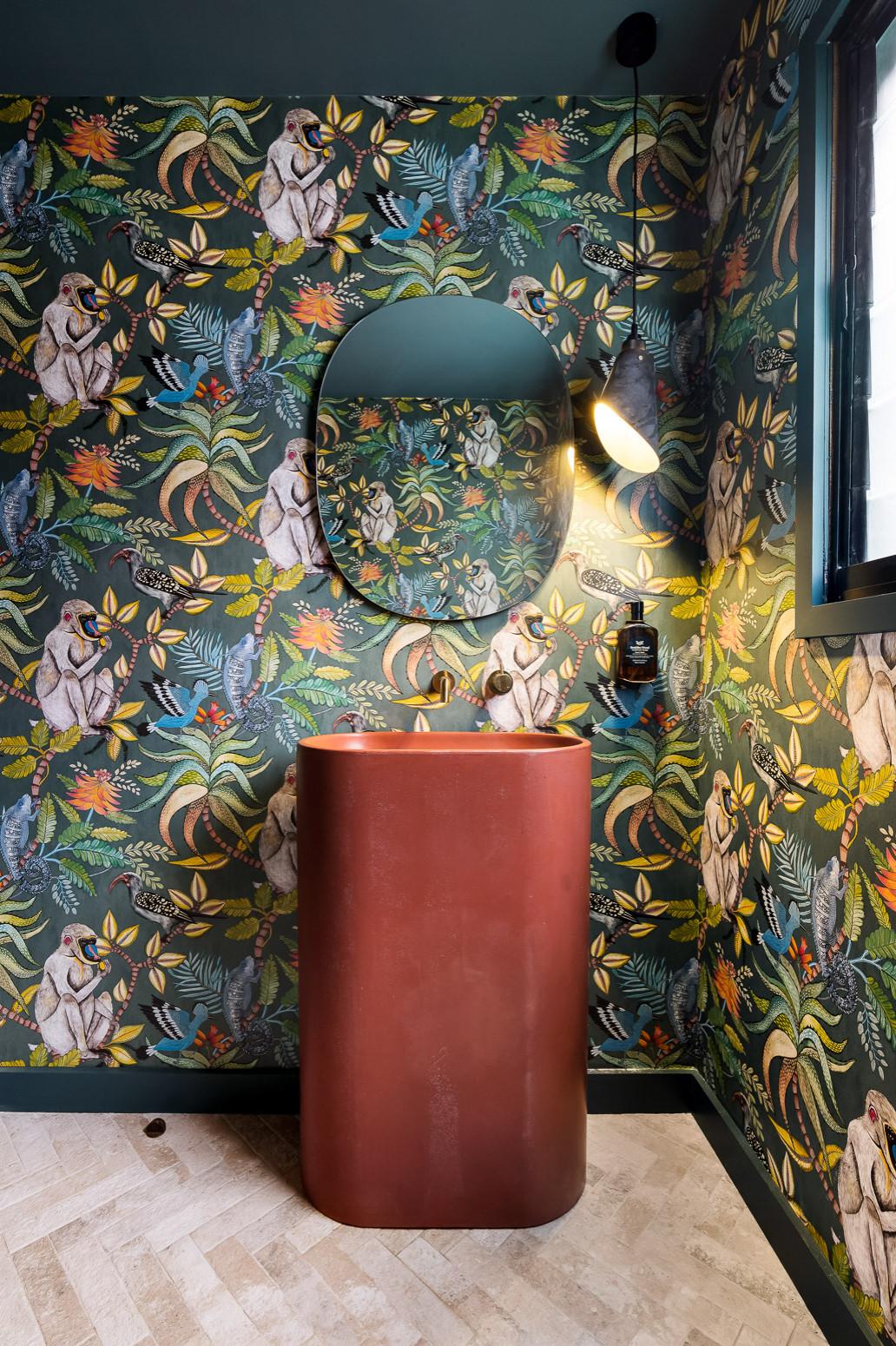 Use⁢ bold wallpaper prints for a⁤ striking eclectic bathroom vibe