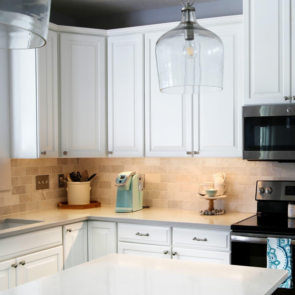 Create ambiance with⁢ under-cabinet lighting ‌in your⁣ eat-in kitchen