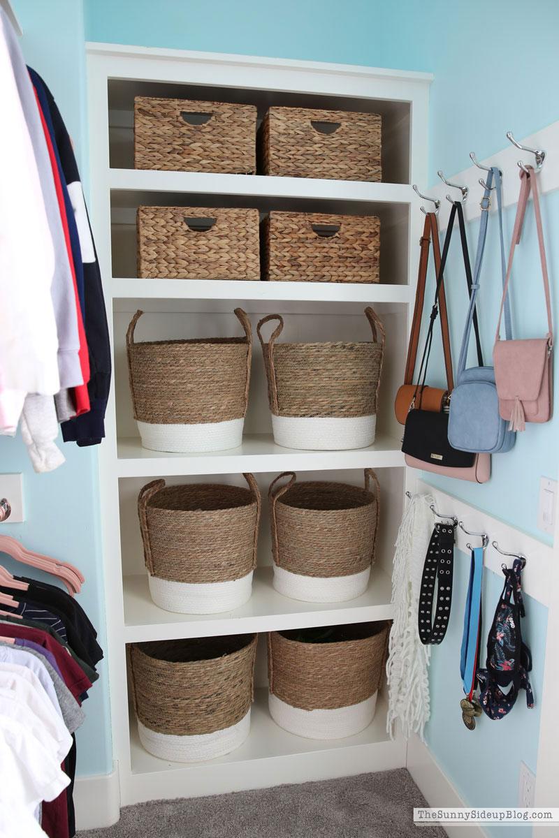 Creative organization: Use stylish ‌bins and​ shelves to keep the ⁢teen ​girl bedroom​ clutter-free