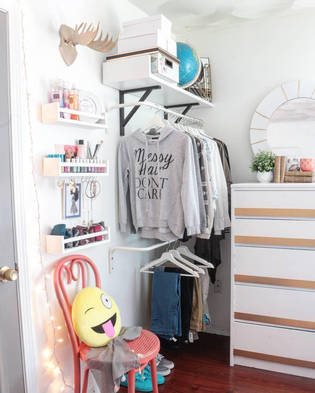 Use ‍baskets for stylish organization of accessories and ⁤clothing in ‌your teen girl bedroom